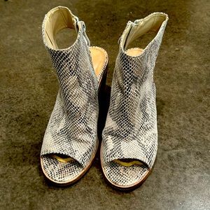 Size 6 Very Volatile Los Angeles snakeskin sandals/booties.